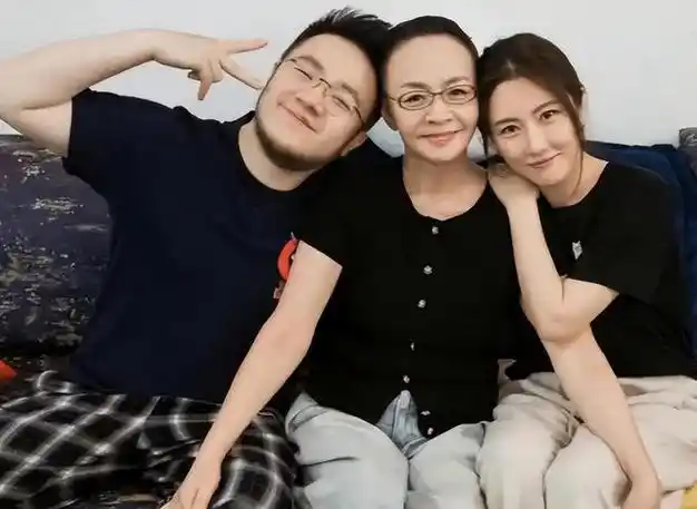 博谷晒照为巴图庆生宋丹丹怀抱孙子笑容满面董事长老公罕露面