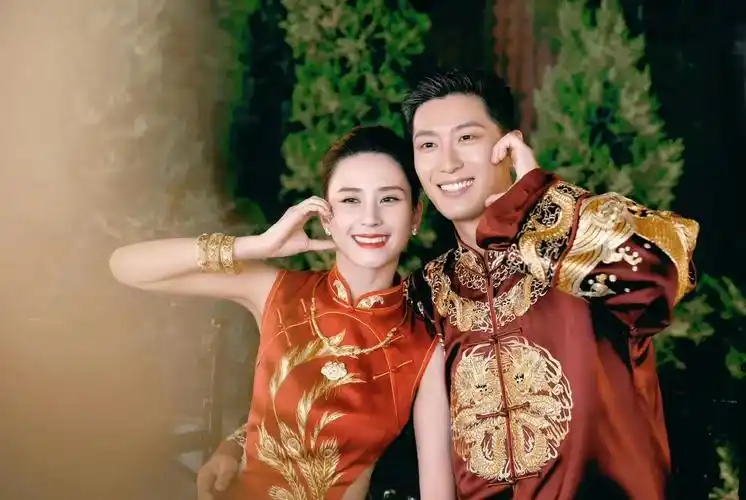 窦骁|窦骁何超莲举行中式婚礼!双方家长都有出席,现场隆重又温馨