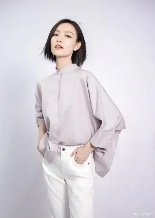 简约女神!倪妮穿衬衫配白裤 清爽迷人