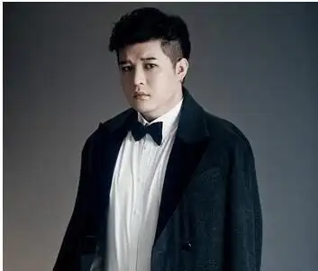 大气干净的剃两边大偏分短发发型,让微胖的圆脸男生显得是那么的霸气