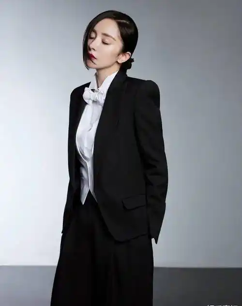 杨幂亮相嘉人女性影响力之夜造型,穿着高定礼服套装,半面公主切搭配宽