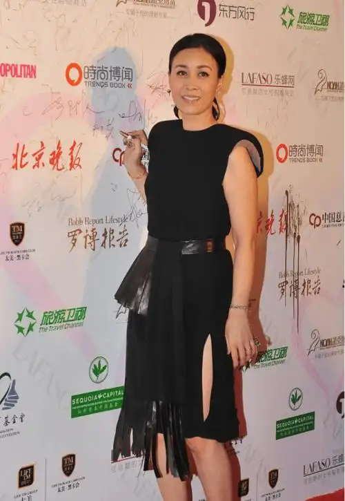 那英年纪大了也时髦一身打扮有西部风味气质洒脱出镜好吸睛