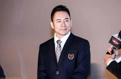 54岁武松丁海峰在美国树林砍柴烤肉豪宅尽显气派