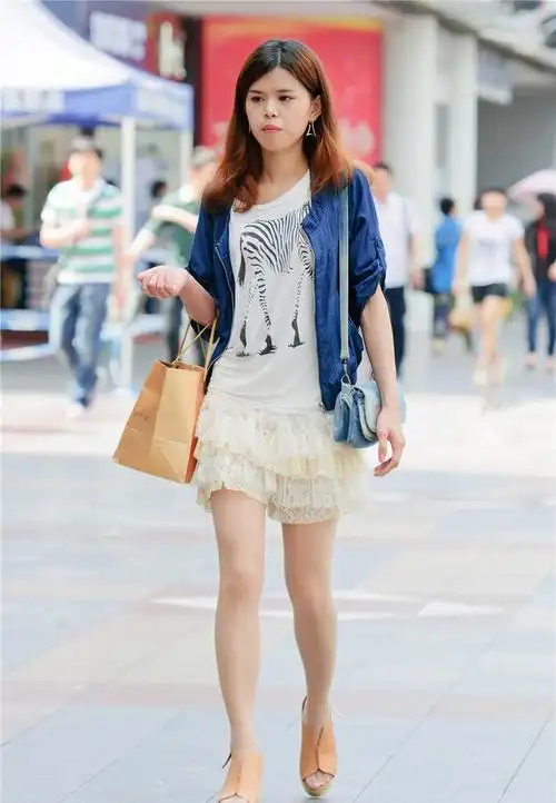 路人街拍, 中分黄毛微卷女子, 蕾丝短裤裙很显嫩|街拍|路人|短裤裙_新