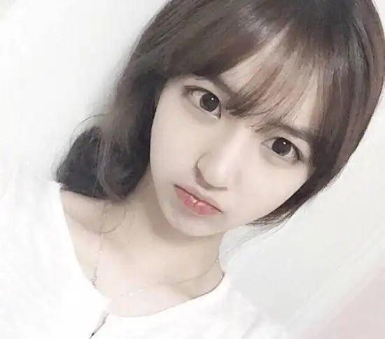 这是一款适合学生妹的空气刘海发型,刘海剪出一个三角区,露出斗头