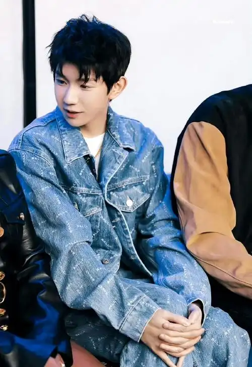 王源米兰看秀图#王源出席米兰时装周秀场图清爽蓝色牛仔外套少母行