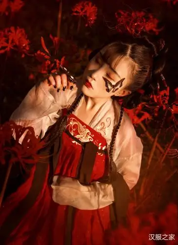 妖艳的彼岸花和红艳的齐胸襦裙结合,汉服美女摄影图