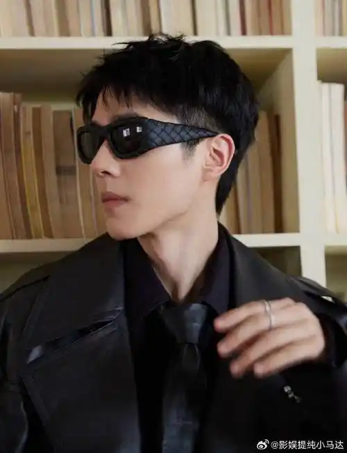 刘昊然的颜～～到底谁懂呀啊啊啊啊啊他真的好酷,笑起来又不失儒雅