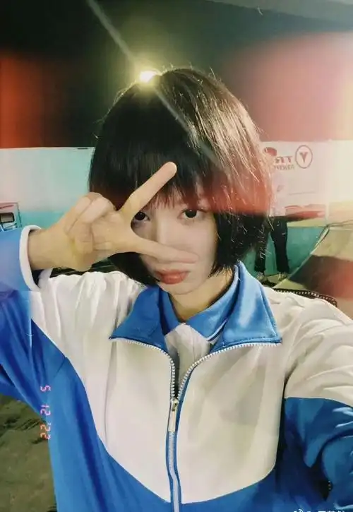 所以王楚然在其中,既有齐耳短发外加蓝白校服加身的高中学生形象,又