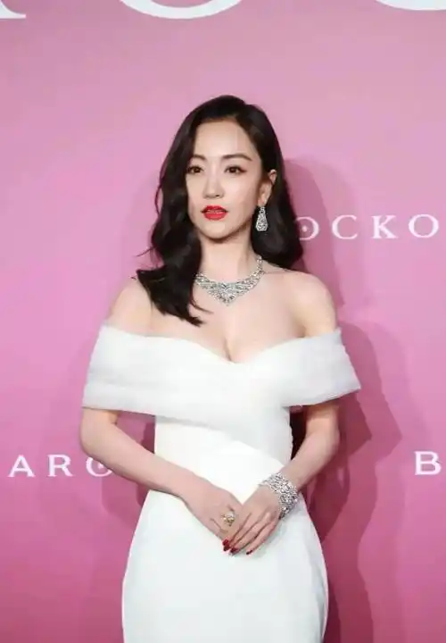 41岁杨蓉穿抹胸裙秀身材,性感妩媚又清新,老外都看呆了