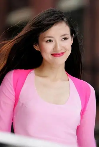 章子怡15年前旧照曝光,黑发白皮满满胶原蛋白,笑容自信从容