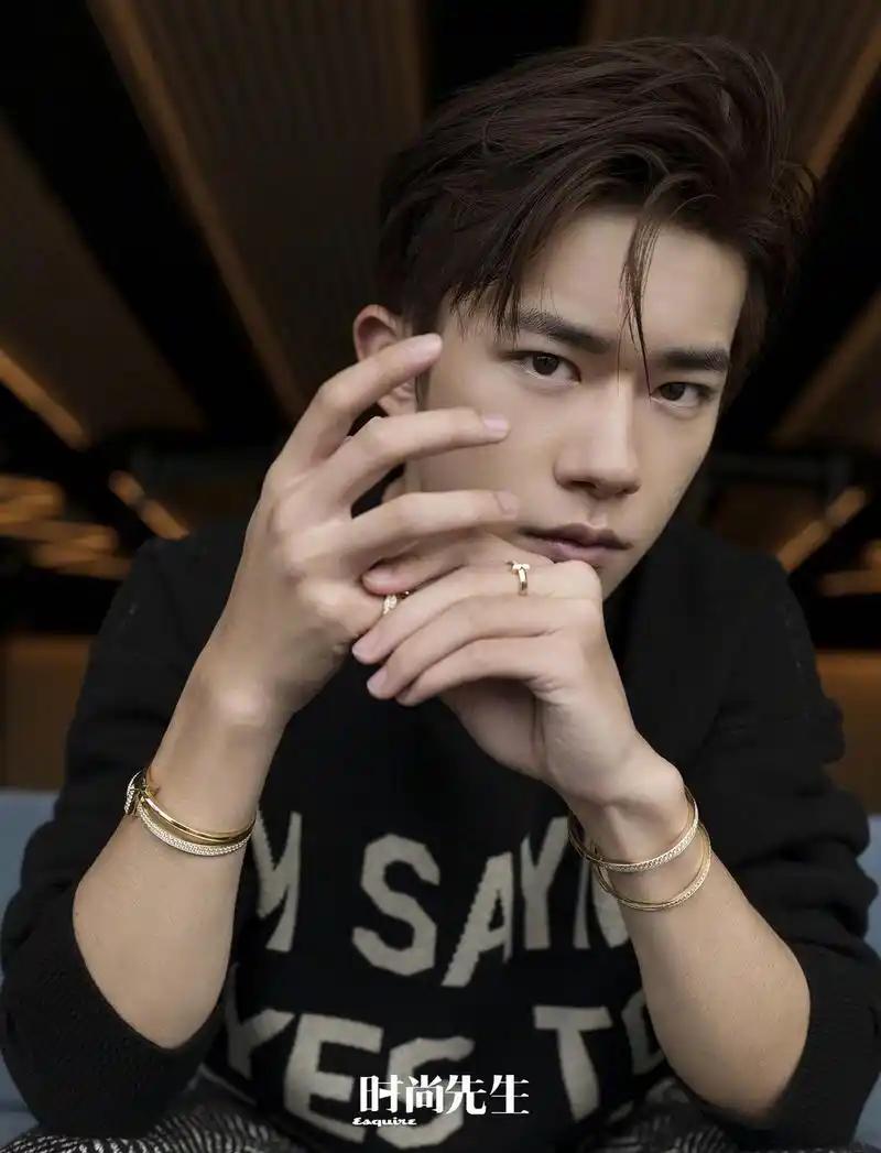 易烊千玺双刊封面大片曝光西装造型诠释少年成熟魅力