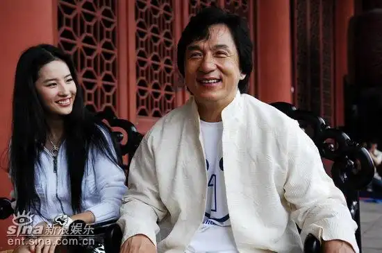 图文:对话成龙刘亦菲--成龙现场开玩笑