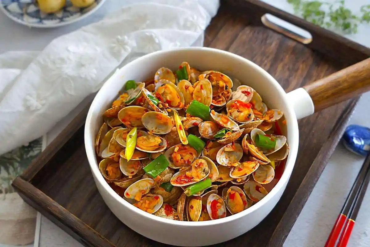 爆炒香辣花甲,味道鲜美诱人,香辣无比,好吃极了