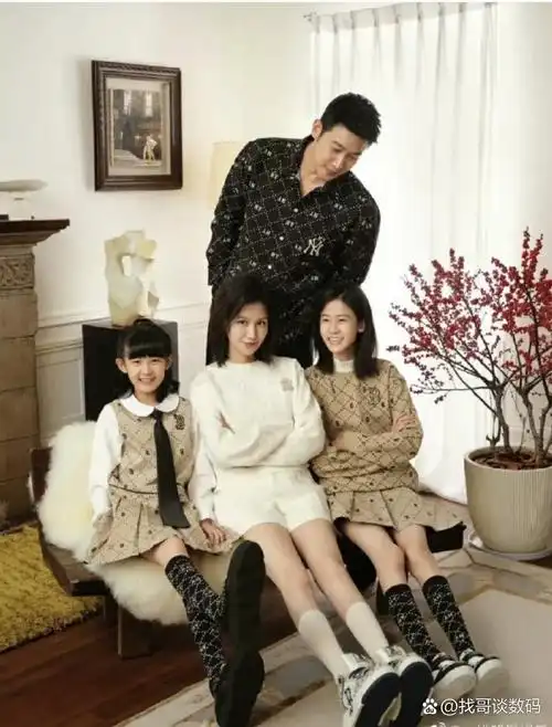 陆毅一家四口街拍引热议:家庭和谐,基因强大,娱乐圈的清流 前些日子