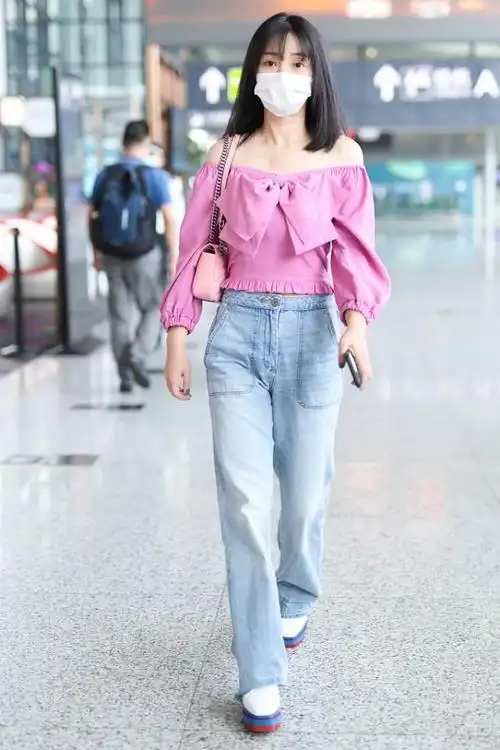 柳岩虽然身材丰腴但穿着却像少女一样一身粉蓝搭配太清新了