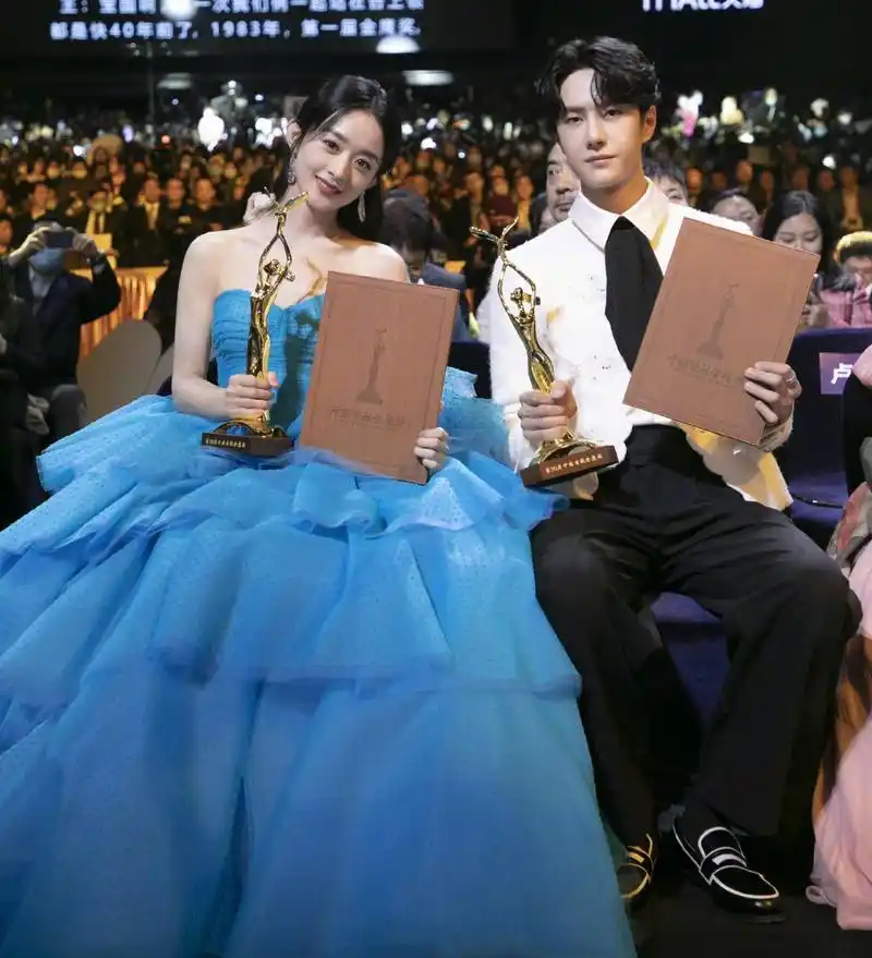 赵丽颖王一博合照