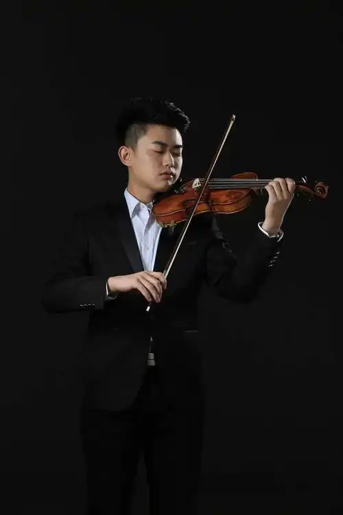 以最基本的持琴和正确的演奏姿势为切入点,详细解析了初学小提琴时