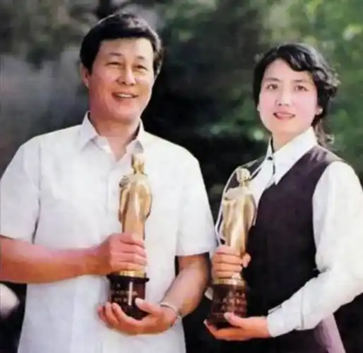 89岁王心刚,与患病妻子恩爱60年不离不弃,儿女已是亿万富翁_杨昭_表演