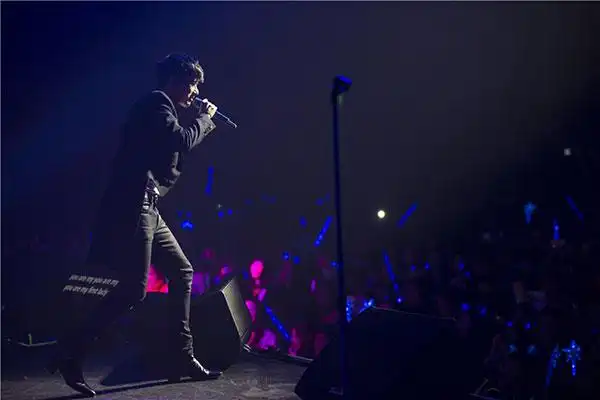 张杰对台下观众投入的演唱