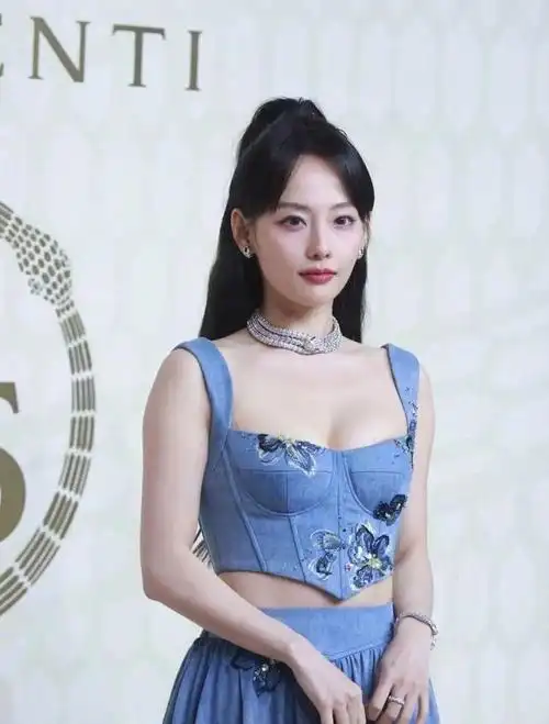 张嘉倪19岁时参加选秀一举成名,随后嫁给了买超,两人一度被视为娱乐圈