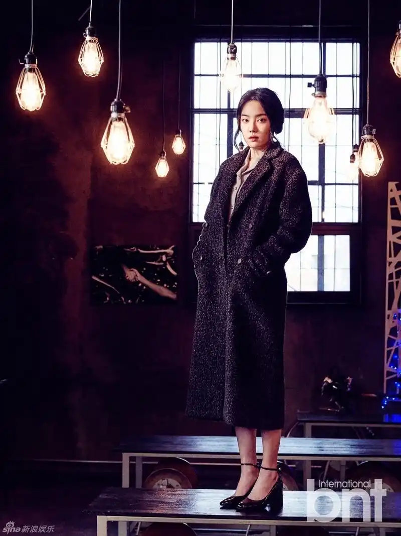 从宁静优雅,青春自然,再到时尚洒脱,金素拉展现了女人的百变魅力.