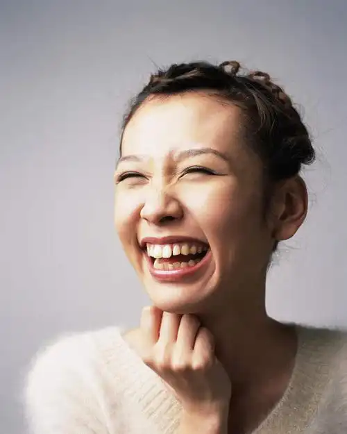 露齿笑,竖图,室内,特写,白天,白色背景,正面,亚洲,仅一个年轻女性仅