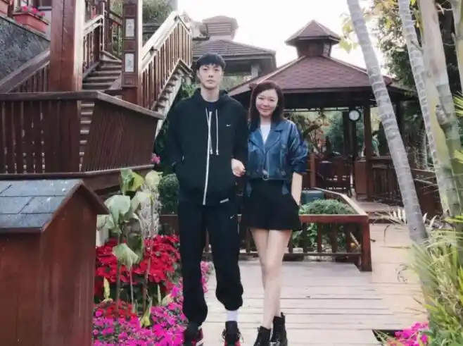 胡明轩的家境胡明轩爸爸妈妈女朋友照片