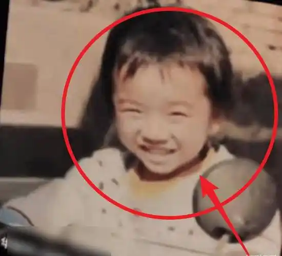 原创张碧晨小心遮掩女儿正面照还是曝光是不是华晨宇亲生的很显然