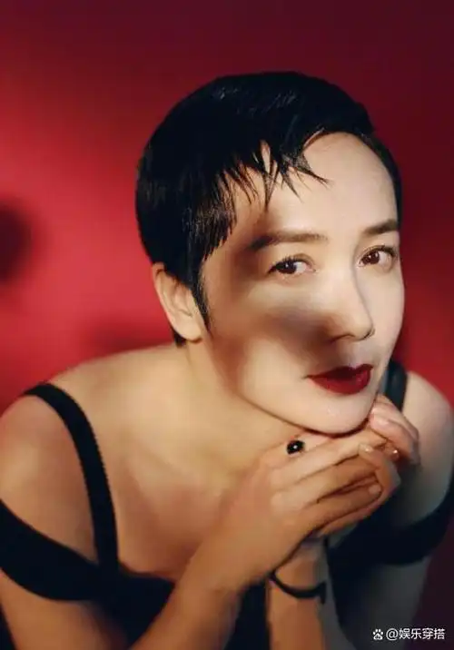 57岁蒋雯丽剪了超短发年轻10岁,穿一身黑 渔夫帽,时髦得认不出