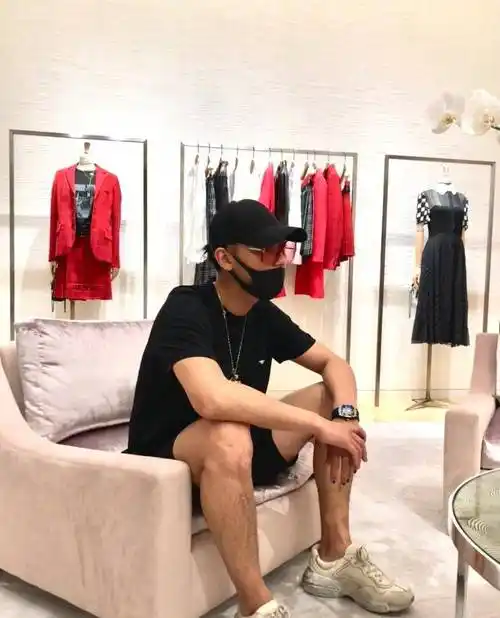 黄子韬度假归来,戴着鸭舌帽,身穿黑色t恤,帅气十足!