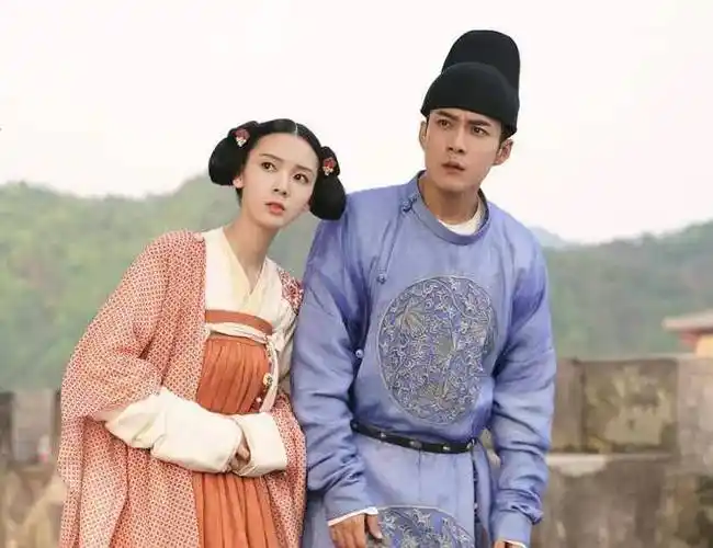 韩东君帮保洁阿姨收集纸壳放门口,阿姨无奈道:你还是丢在楼道吧|金晨