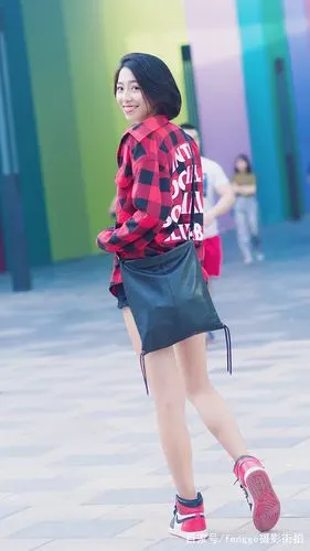 彩虹墙前摆pose的短发美女,光脚穿着运动鞋,透着帅气.