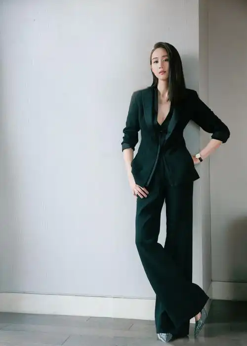 张钧甯好高调,穿上3万5的v领西装配亮钻高跟鞋,坐姿霸气满分