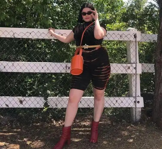 150斤的她成大码模特,胖点没关系,美就行,散发丰满美