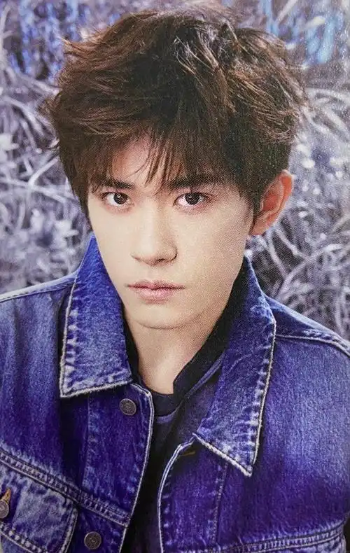 没见过的帅四,穿牛仔真好看#易烊千玺二三逢时戢鳞风起