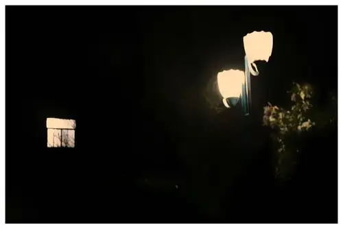 值班的时候散步在小路上,路灯和病房楼的灯光映衬下的夜晚安静美丽