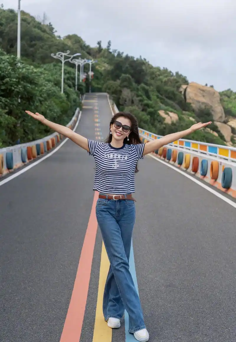刘涛,条纹短袖搭配牛仔裤,戴个墨镜美美的!