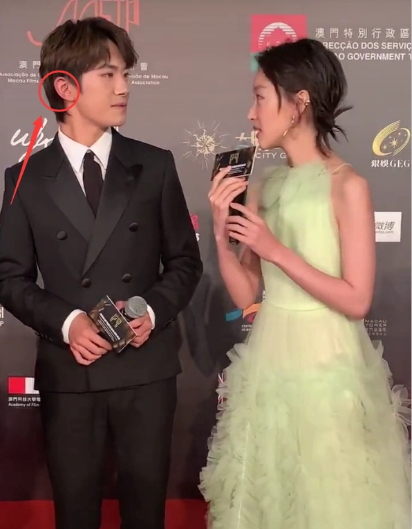 易烊千玺突然被周冬雨夸奖扭头刚好对上眼千玺耳朵通红