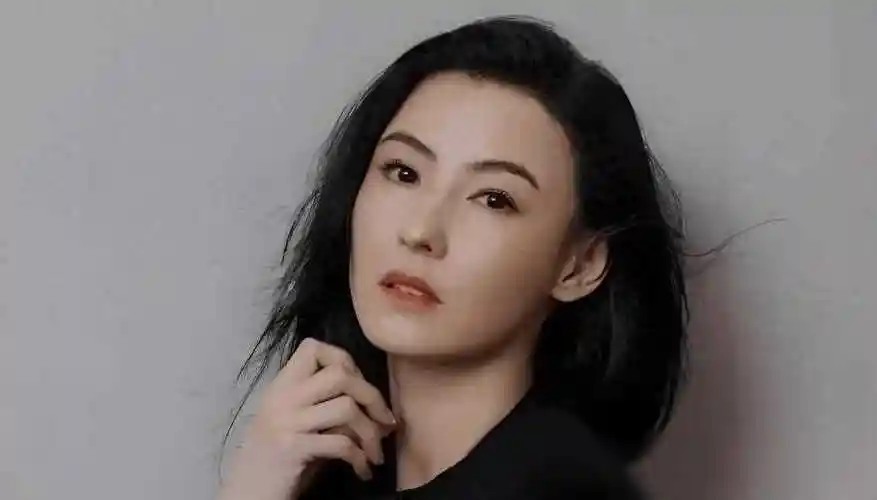 张柏芝因大儿子恋上女教练而情绪崩溃住院,引发社会热议