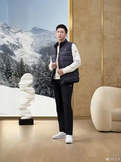 黄景瑜超话95同款就在89点击链接【黄景瑜同款】fila 斐乐