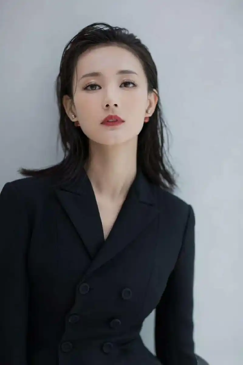 李一桐这一身西装美爆了!