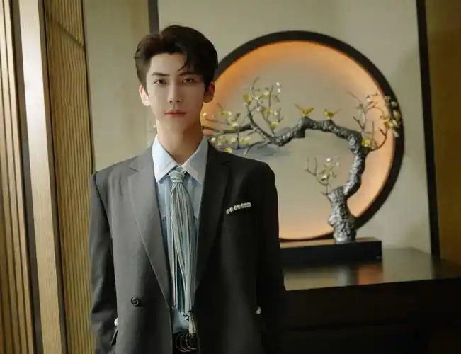 next超话·丁泽仁超话精致剪裁的灰色珍珠配饰西装,呈现出别样的时髦