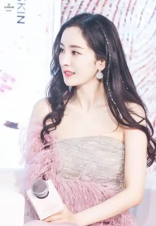 原创35岁杨幂穿抹胸绸缎羽毛裙精修图像少女原图像妇女