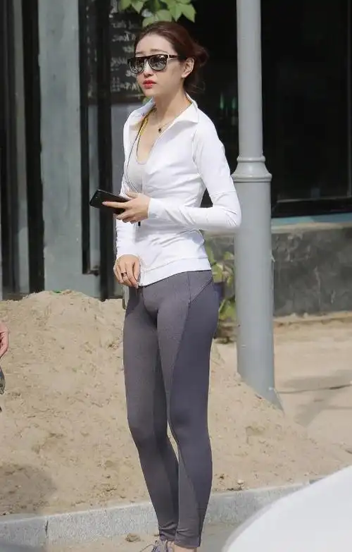 气质女神紧身裤尽显完美好身材微微嘟起的嘴巴甜美可人