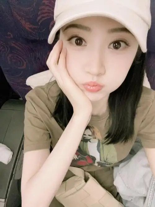 景甜托脸比耶自拍