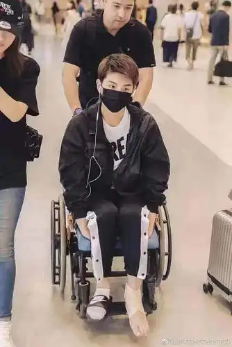 黄明昊弟弟剪了一个很短的新发型,鹅们觉得这种怎.