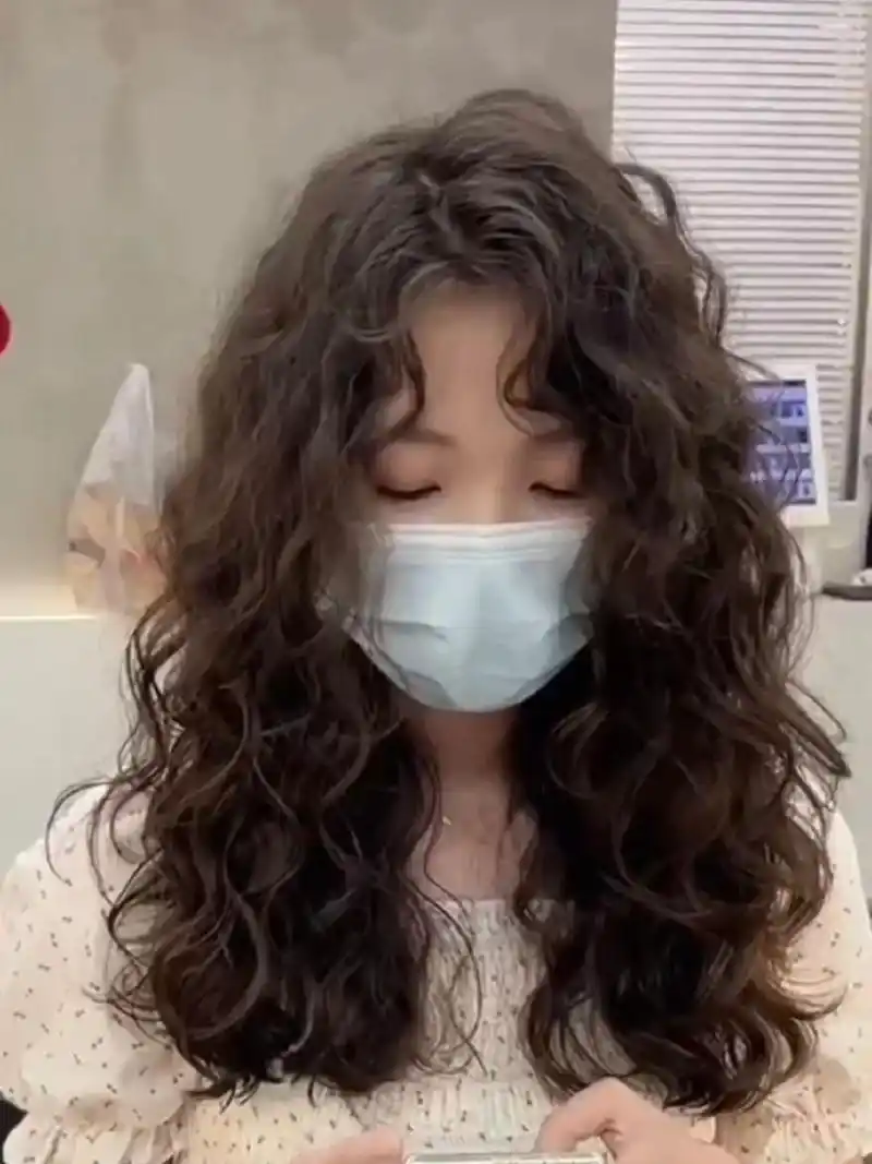 第一次卷发中长发一定要尝试的羊毛卷烫发 蓬松显发量头顶蓬松的羊毛