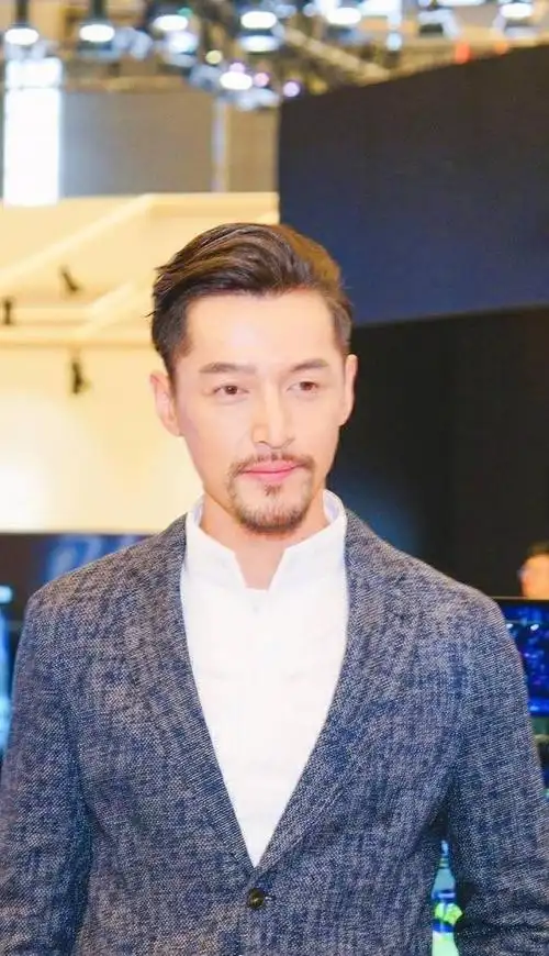 胡歌身着灰色西装出席活动蓄起胡须举手投足间魅力十足