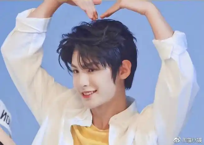 七夕花式比心大赛##黄明昊